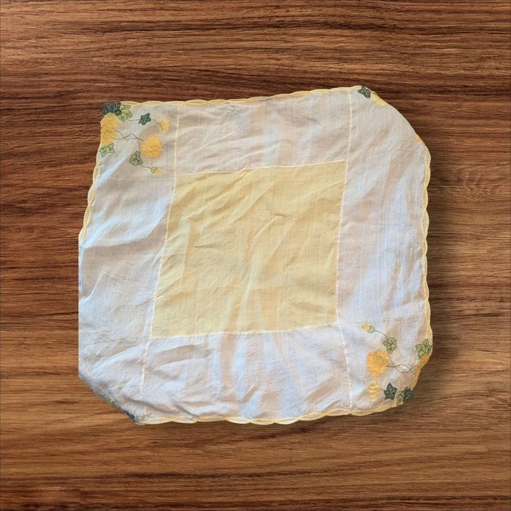 Vintage Yellow Floral Applique Tablecloth and 4 Napkins Set White Yellow 33x34‎
